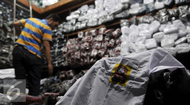 021363900_1468311278-20160712-penjualan-seragam-sekolah-jakarta-03